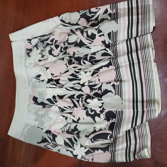 Ann Taylor Dresses & Skirts - Ann Taylor Woman Size 14 Floral Spring Skirt.